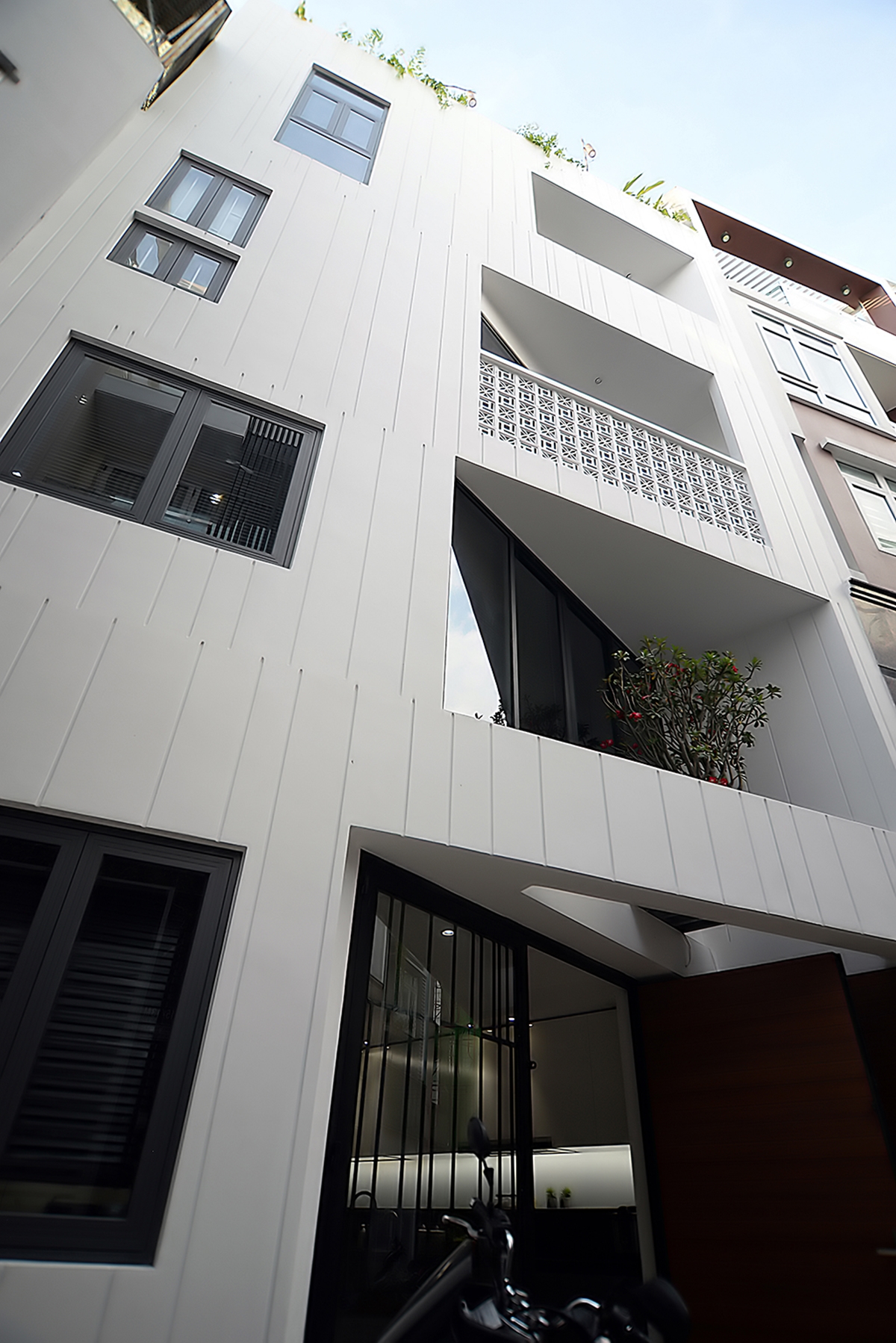nhà xây trên đất méo KK House Minimal Design